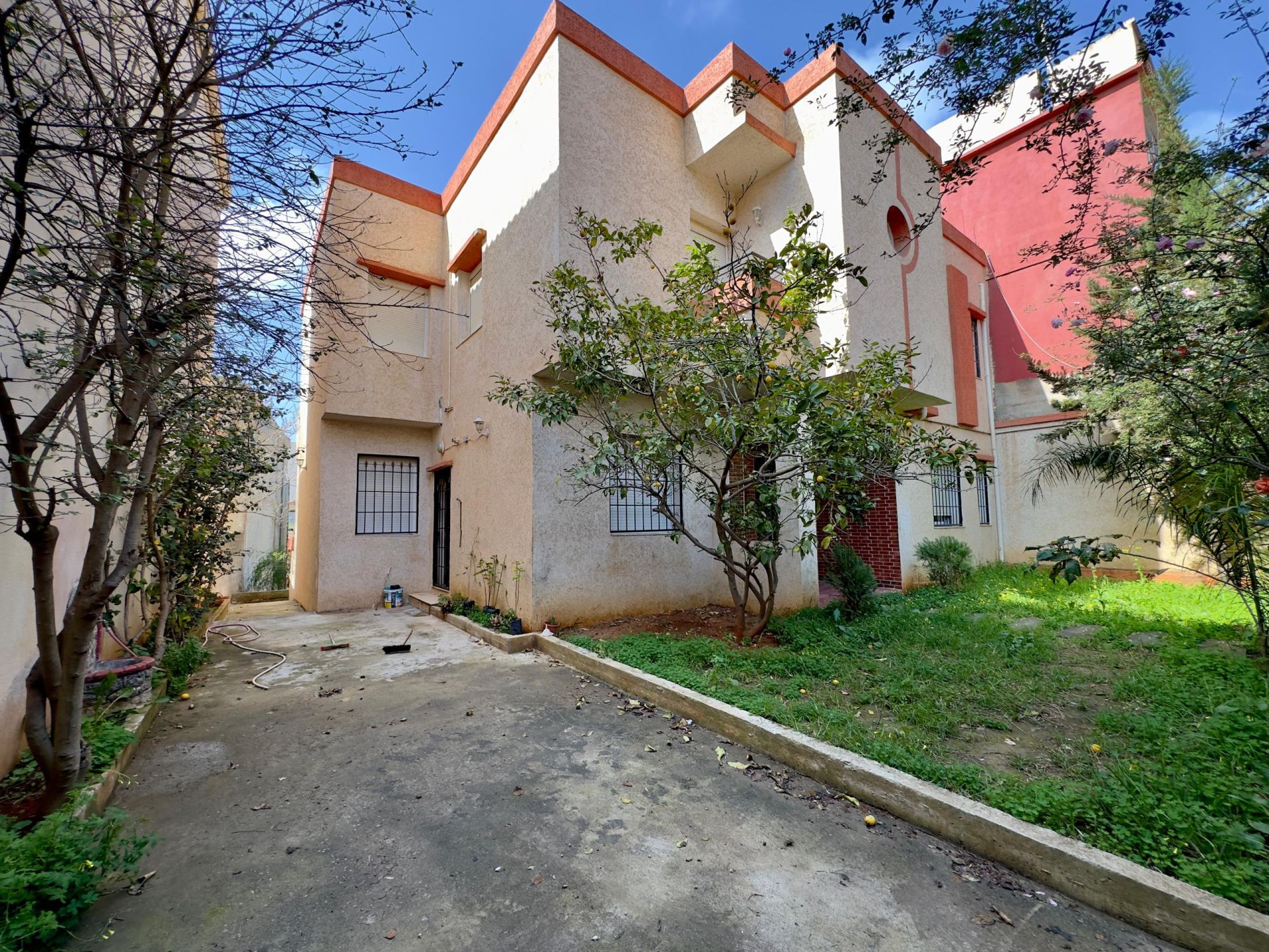 Agence loue à Bouzareah (Bousmaha) coté école de banque une villa en R+1 — 4