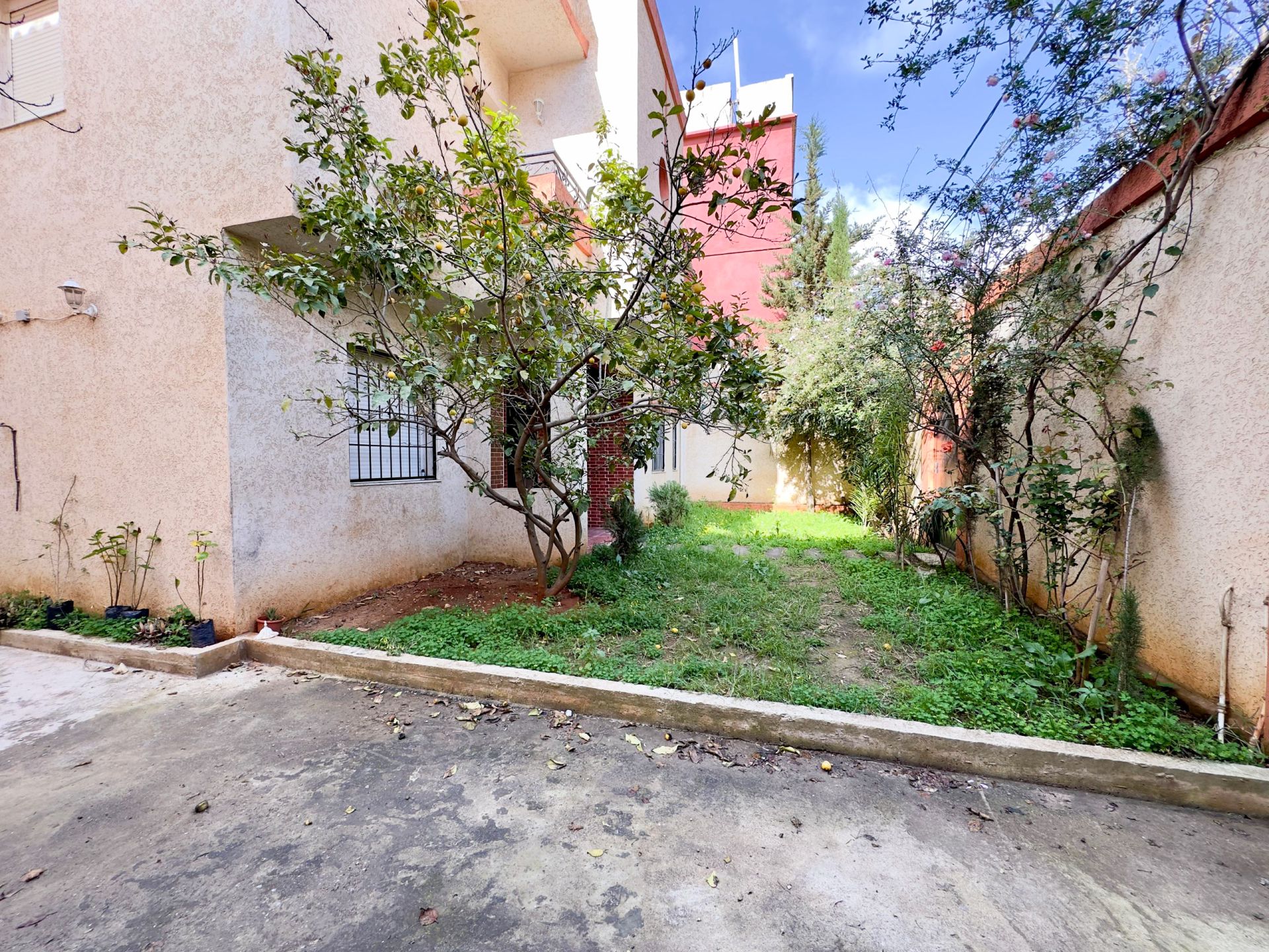 Agence loue à Bouzareah (Bousmaha) coté école de banque une villa en R+1 — 5