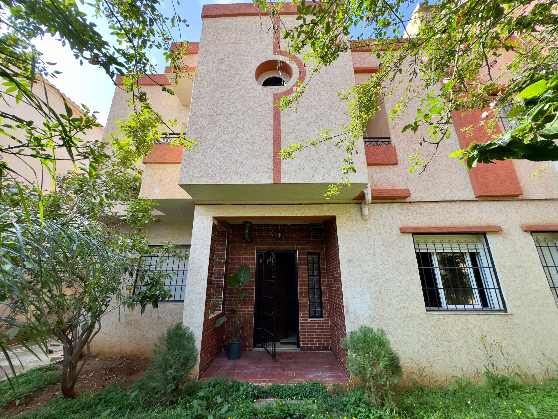 Agence loue à Bouzareah (Bousmaha) coté école de banque une villa en R+1 — 6